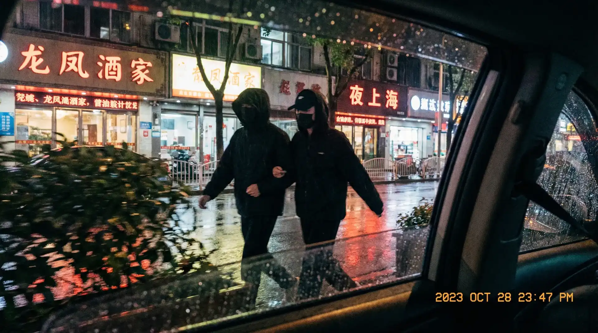 亚盈娱乐 - 顶流明星深夜密会现场抓拍照片